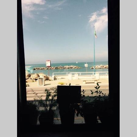 마리나디피사 Bilocale Fronte Mare 아파트 외부 사진